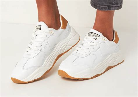 Witte dames sneakers .